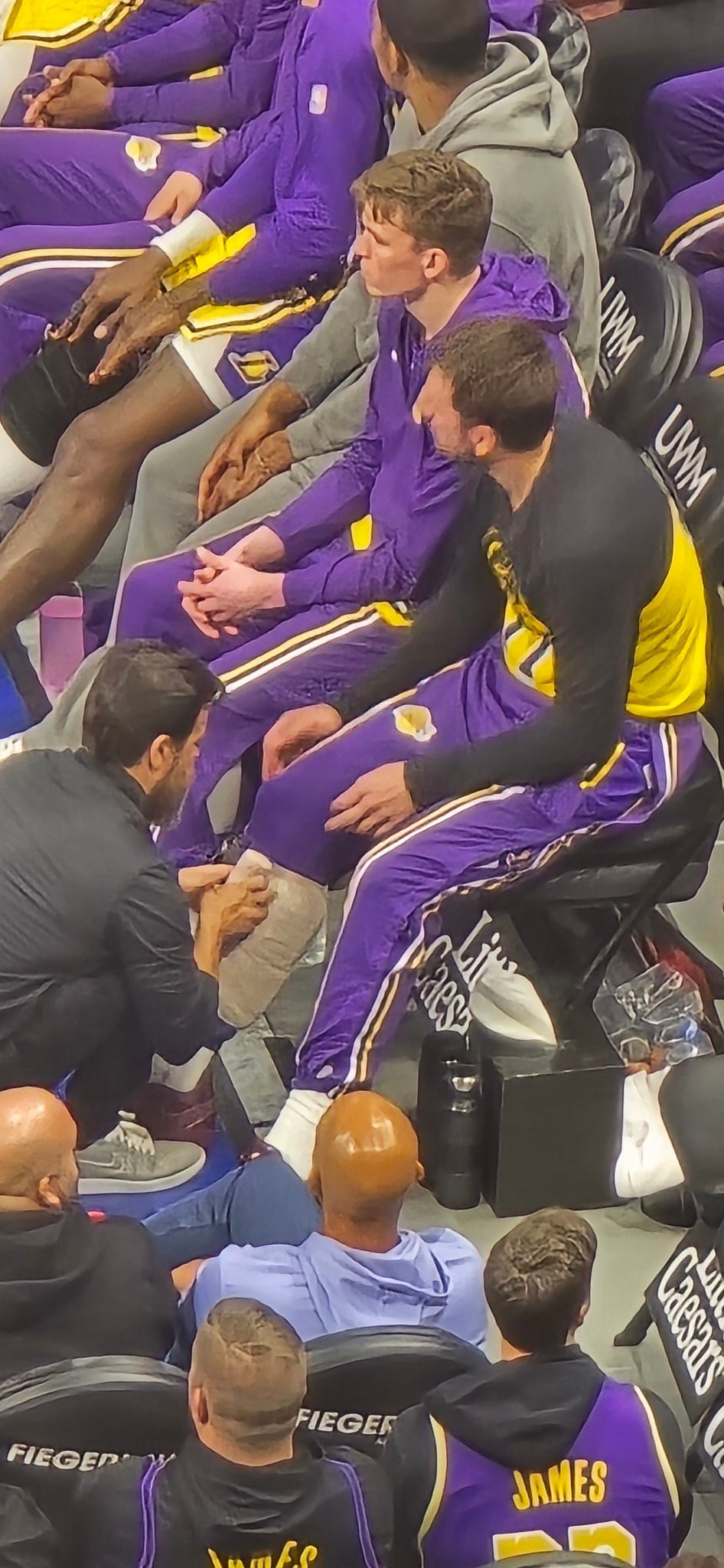 东契奇刚刚在场边理疗右小腿，现在重回场上了。他休息5min湖人输了9分。湖人vs