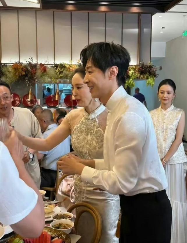 董璇老公张维伊没网上说的那么差
董璇二婚老公张维伊也是演员，而且中戏毕业，现在俩