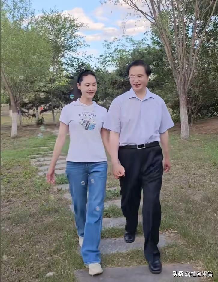 谁说没有孩子的婚姻不会稳固？于文华和二婚老公结婚25年，没有再生孩子，但是两个人