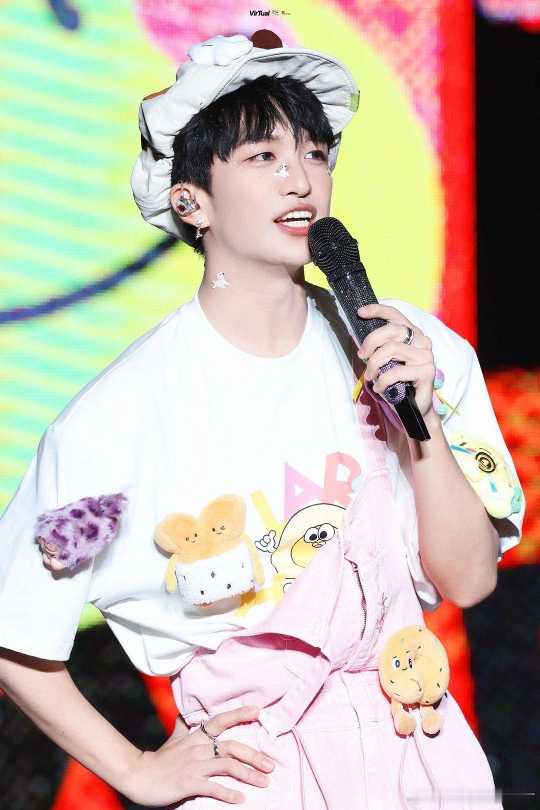 黄子弘凡别玩了黄子弘凡就玩 江苏卫视春晚黄子弘凡你是懂叛逆的！江苏卫视春晚候场被