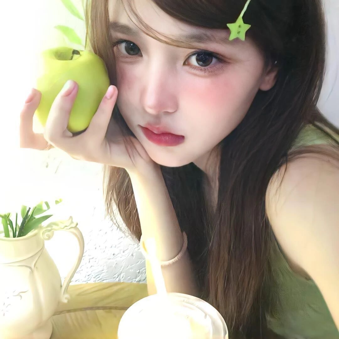 𝙒𝙚𝘾𝙝𝙖𝙩｜女生头像｜无水印头像｜黑白头像𝙎𝙃𝘼𝙍𝙀  
