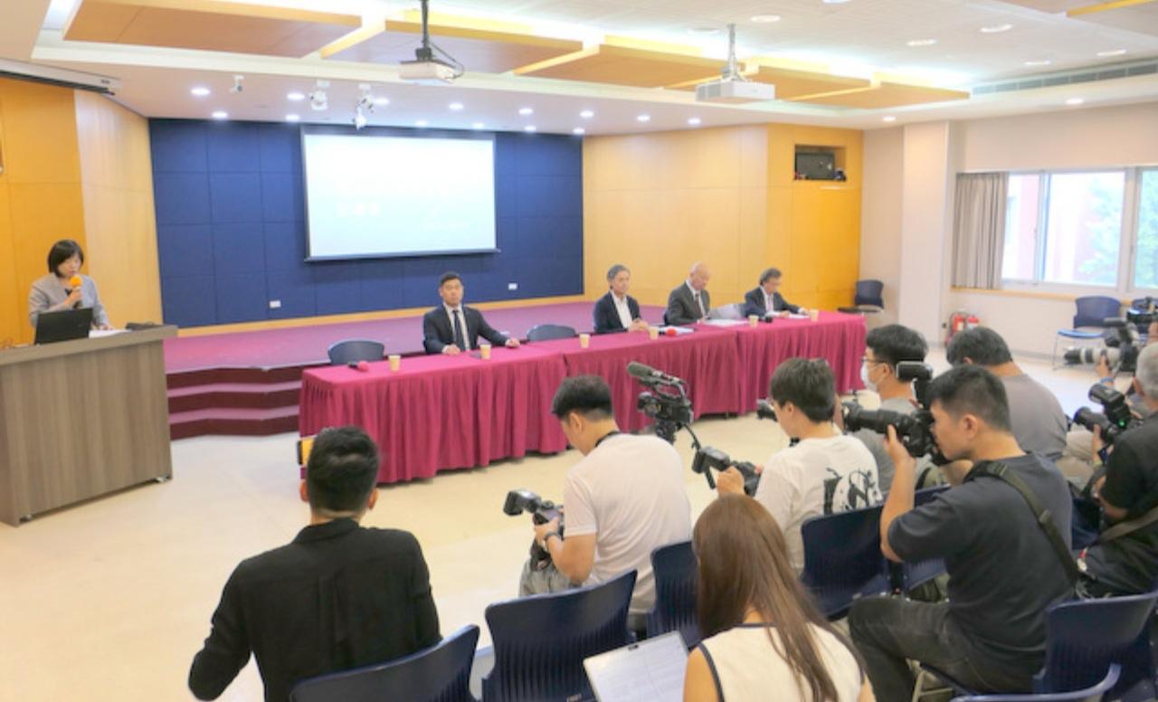 金溥聪今天在记者会上先是控诉“对方”阻止他和马英九联系长达8个月，金溥聪控诉的所