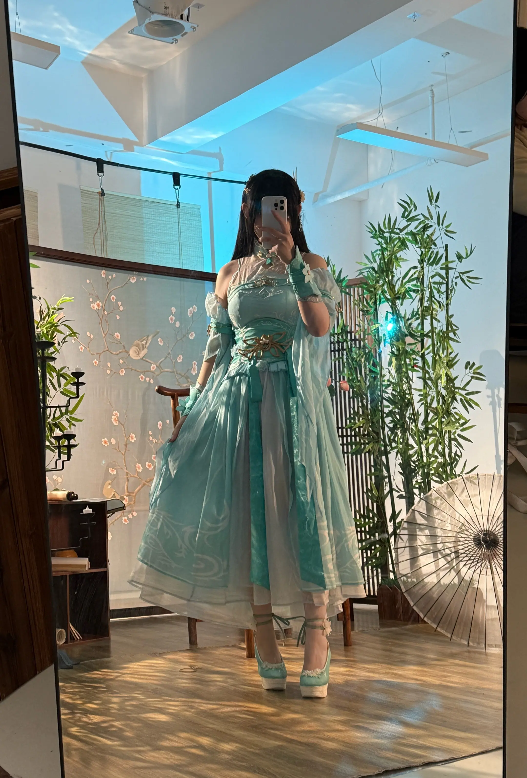 窗怕黄昏寒，心寂偏连连。
