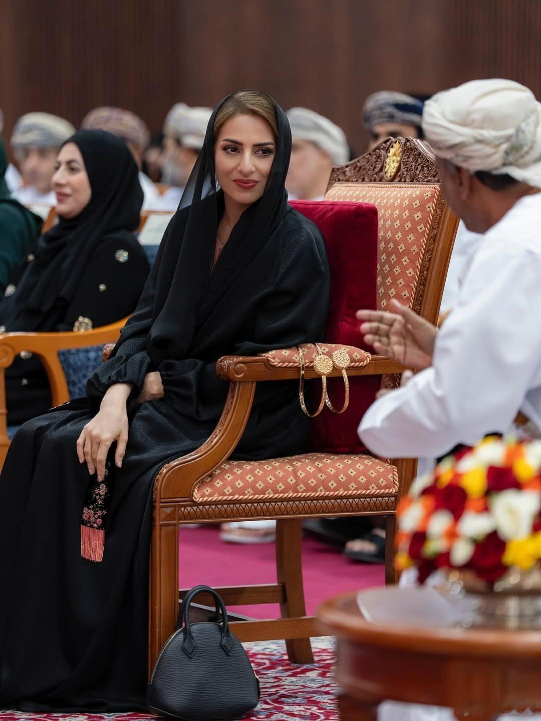 阿曼王室 🇴🇲12月8日，阿曼王后阿哈德访问延古勒。世界各国王室