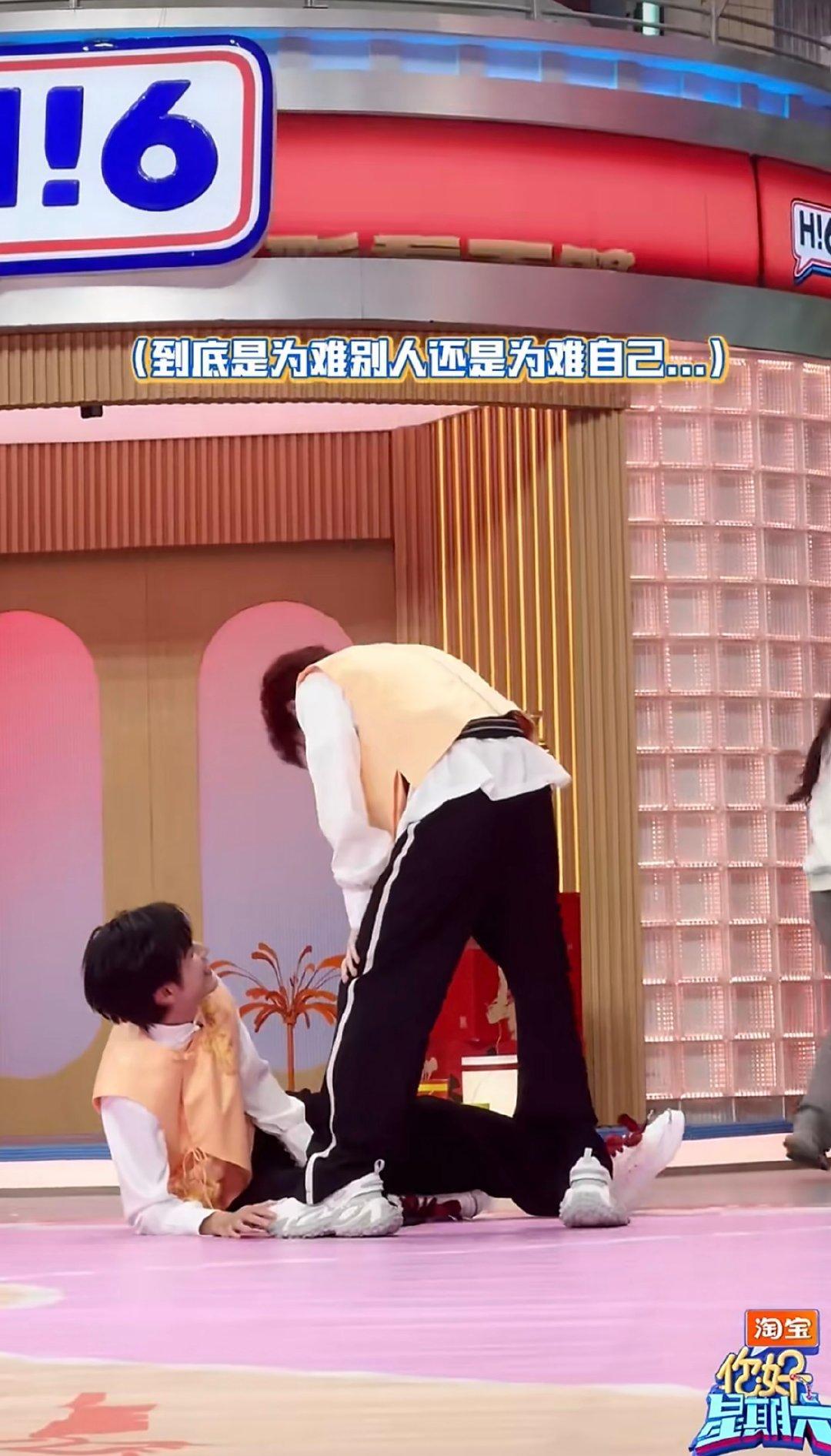 张颜齐丁程鑫给老己上强度 帅气开场，欢乐翻车！不断挑战高难度动作，结果意外摔倒，