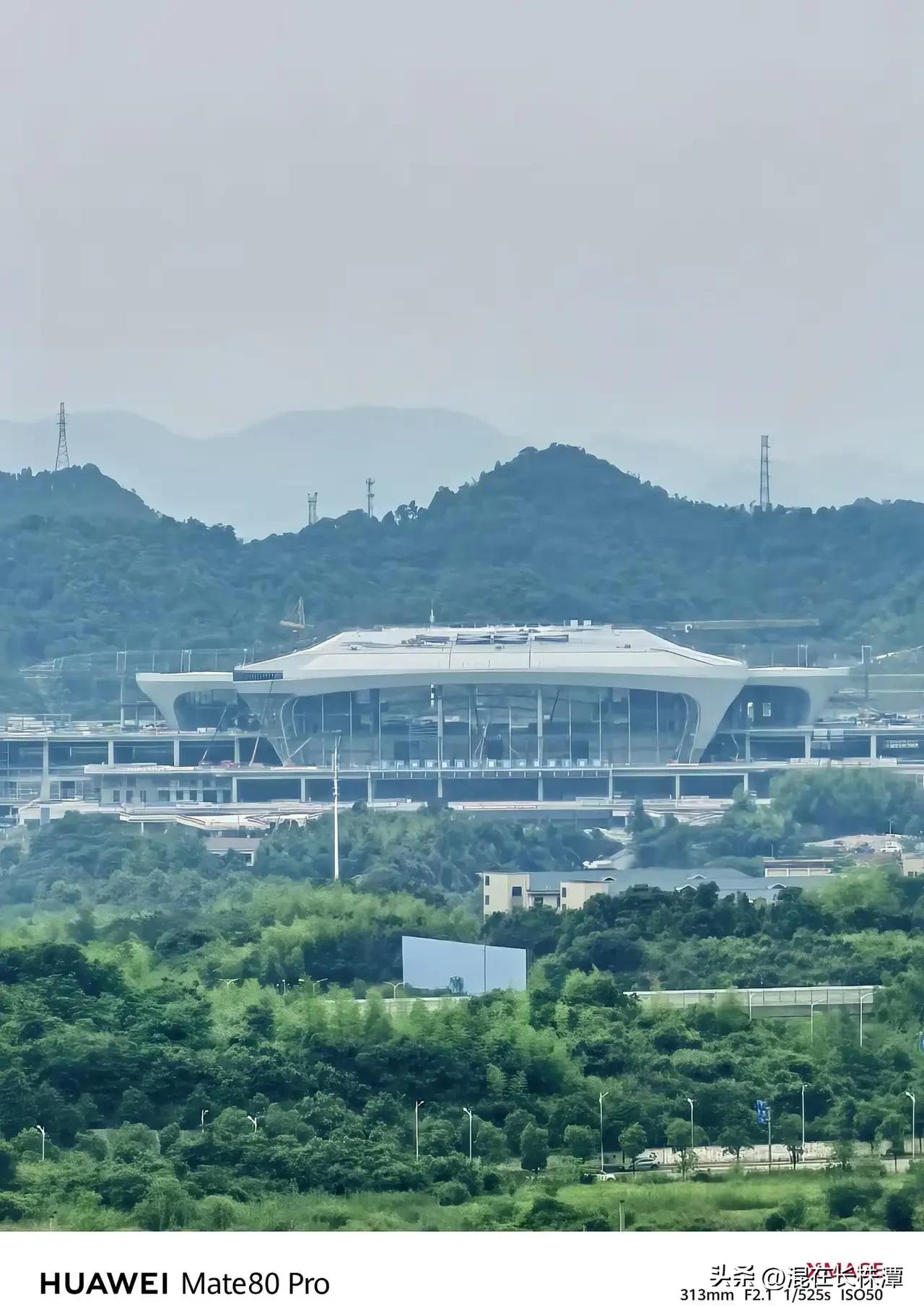 家人们，长沙又要添高铁站啦！长沙西站正在加速修建，最新的外景实拍超震撼。
从高空