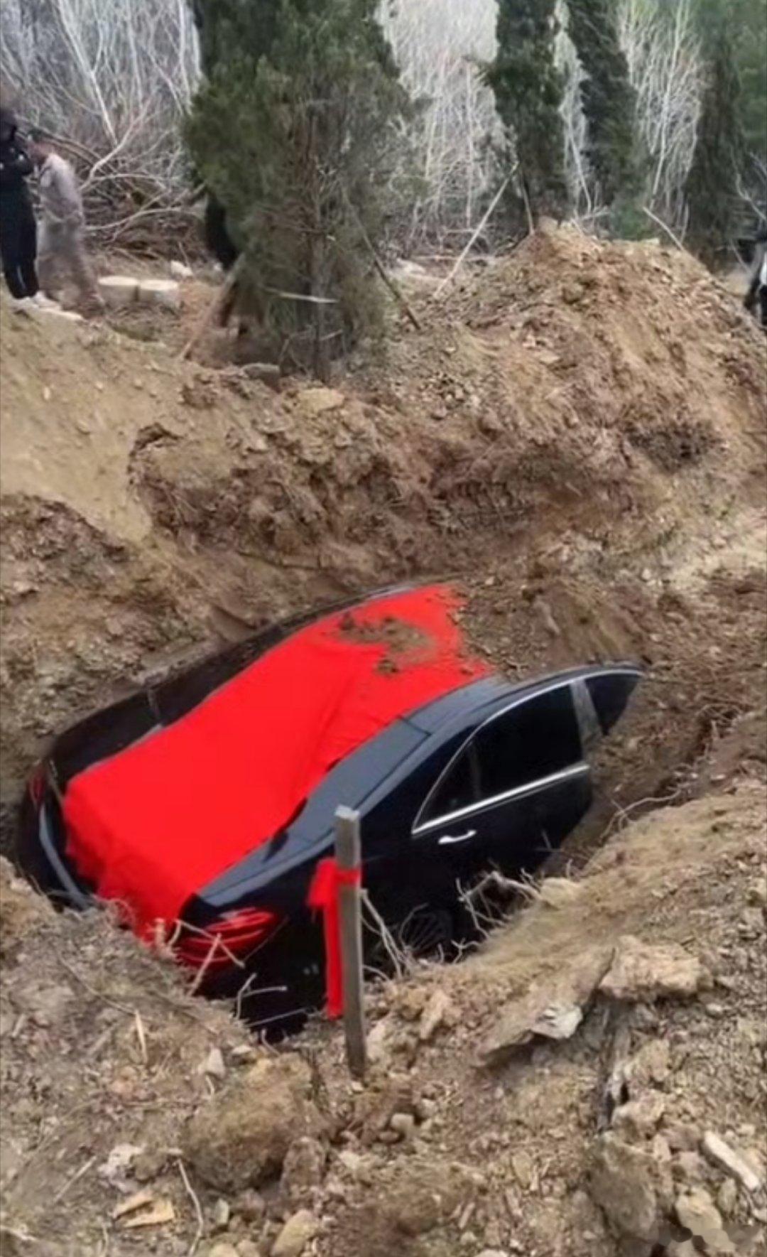 民政局回应用真奔驰车陪葬 这得狂成什么样子才用这车陪葬？这是吃饱饭了。 