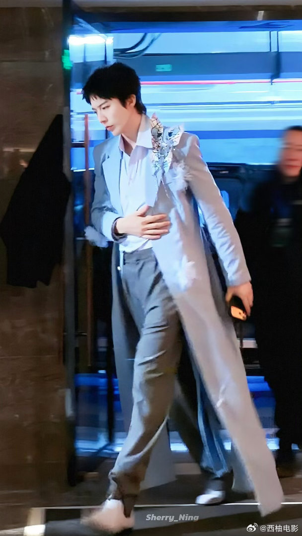 开推4第一课就这样雷霆开推第一课雷霆上演，刘宇宁、金靖、张凌赫、周柯宇为丁程鑫送