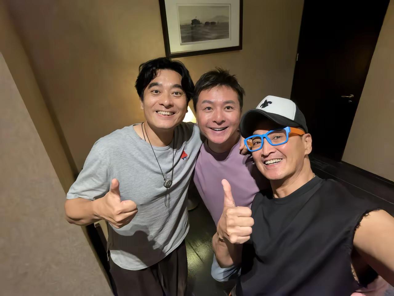 何家劲来上海和陈龙、朱雨辰团聚，三人曾一起出演《游剑江湖》。二十年过去了，保养最