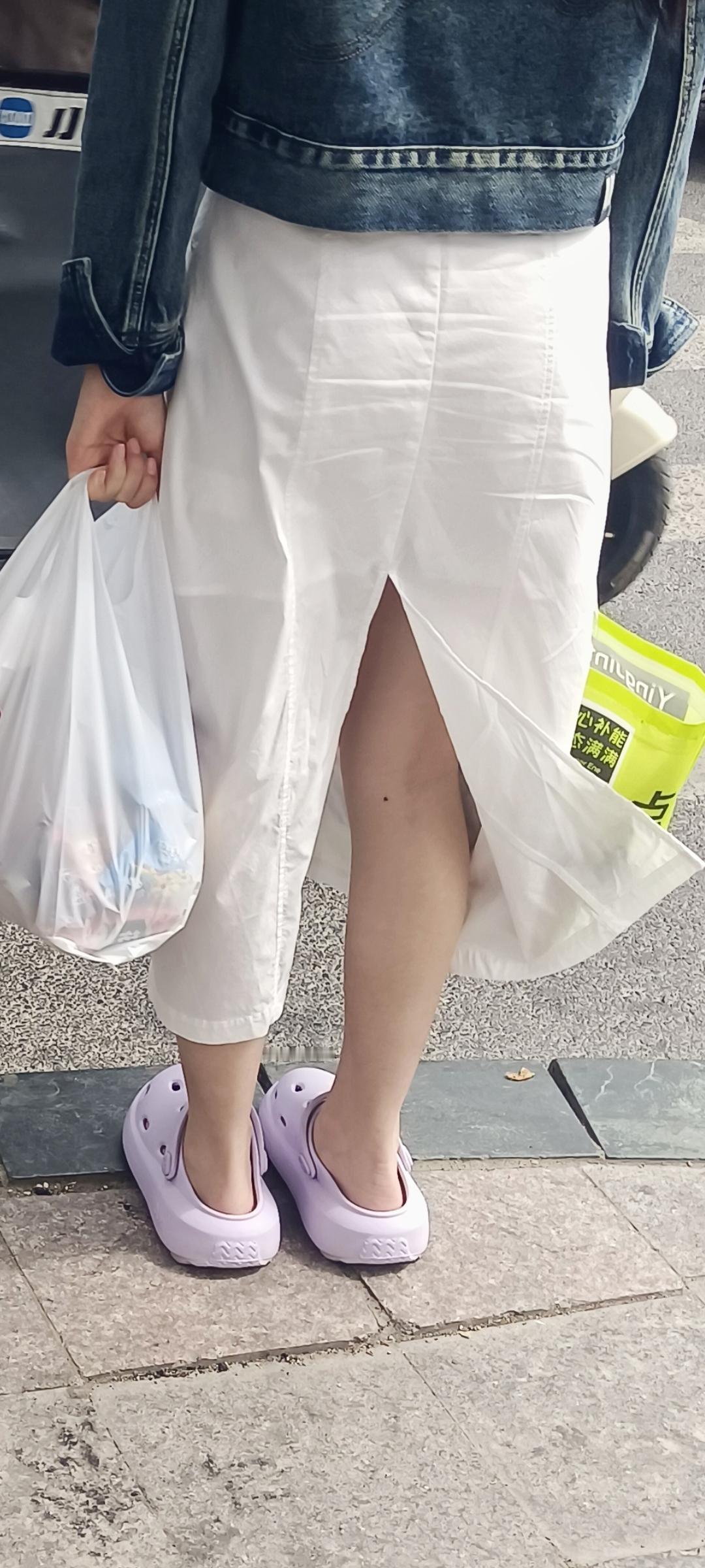 初夏一到，漂亮女孩儿们就成了街头最亮丽的风景。瞧那些会穿搭的女孩，简直是时尚教科