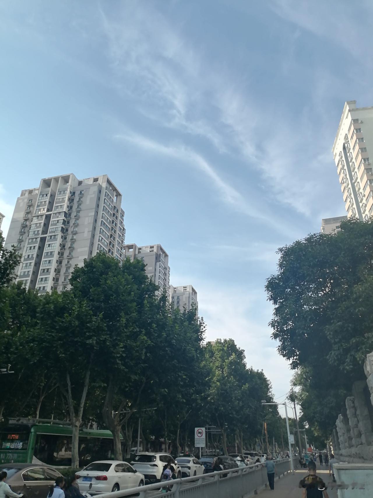 高考结束第一天，郑州天气那叫一个晴朗，阳光照得人心里亮堂堂的。

高考期间，这样