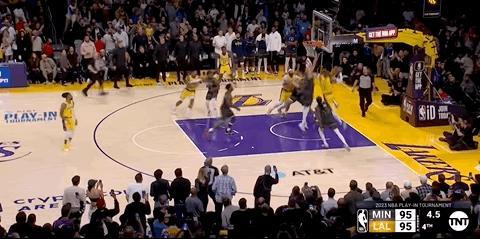 小黑又在左底角命中了致命三分 