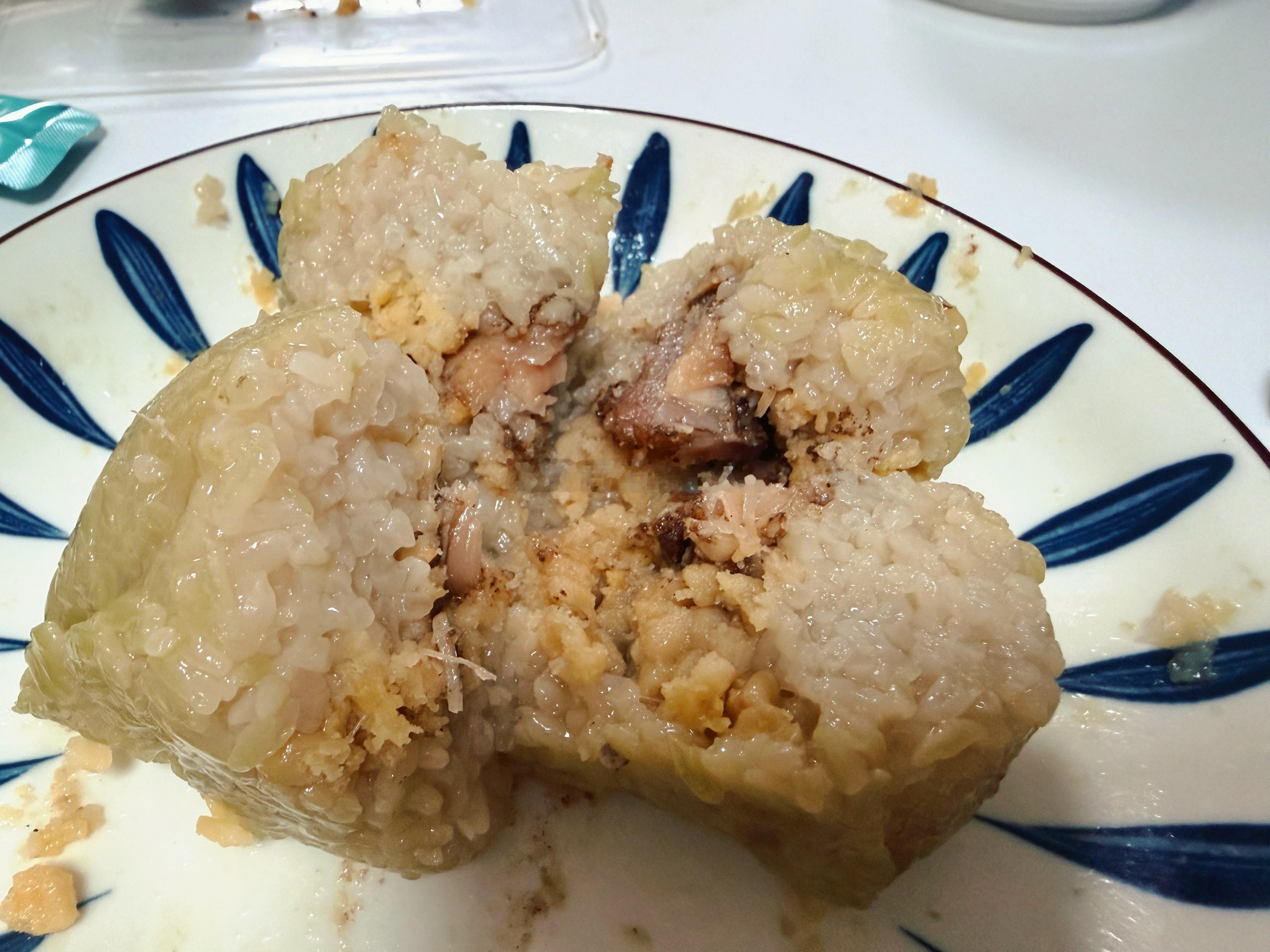 早上送到的齐齐哈尔烤肉，今晚就来个煎锅版的~再混搭四果汤和肇庆粽子，主打一个随心