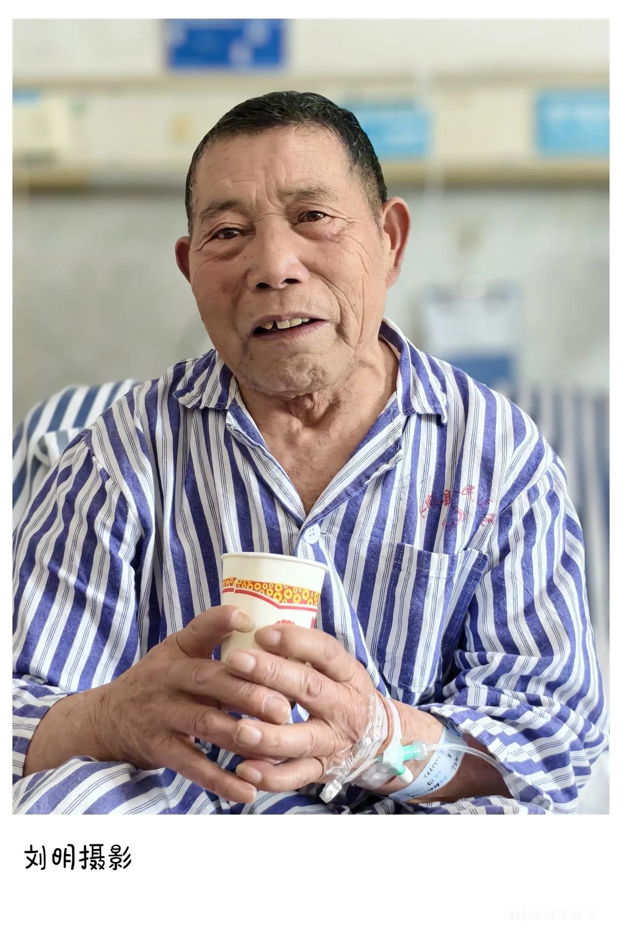父亲在县人民医院住院已有一个星期了。得知他生病，众多亲戚纷纷前来探望。大家围坐在