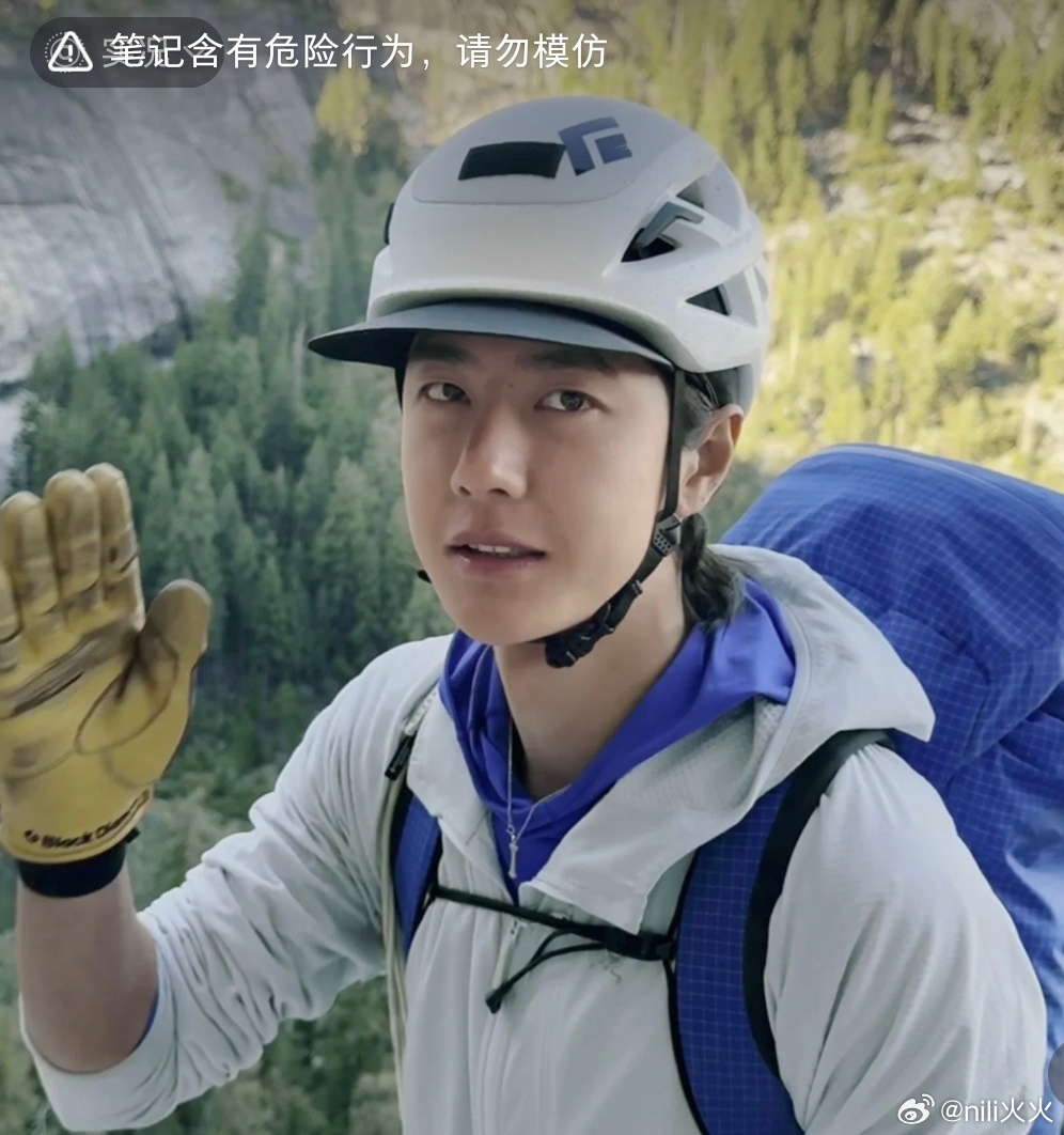 王一博打个招呼也有安全提示，坐草地也有安全提示....很多都有 牛啤王一博正在做