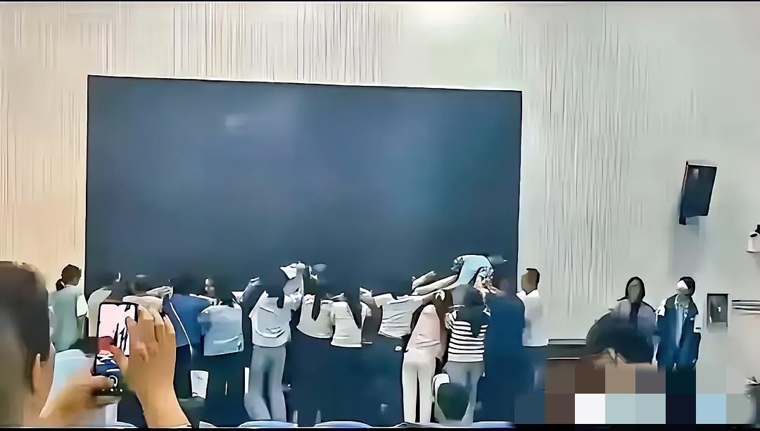 刷到家长跪成桥、孩子蒙眼踩过去的视频，我鸡皮疙瘩都起来了——这哪是教感恩，分明是