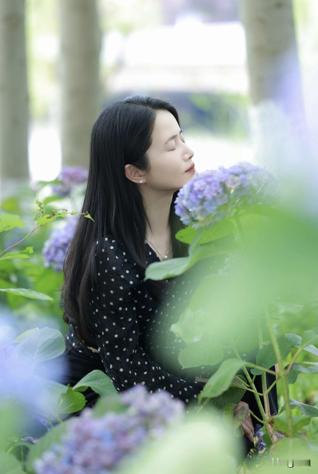 女人真正的气质是什么？气质的女人自尊自爱，有坚定价值观和独立思考能力，不盲目追潮