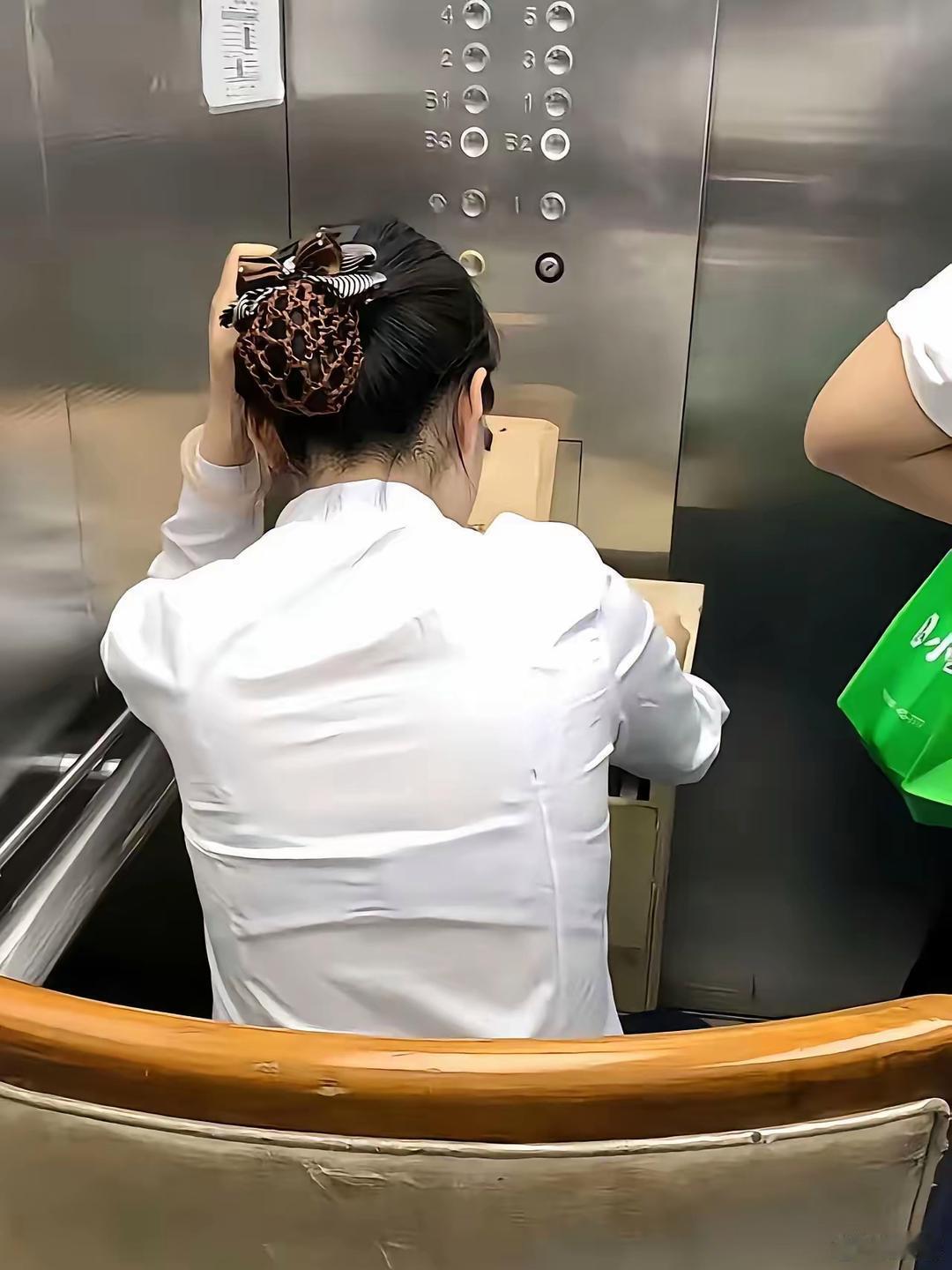 涨见识了！原来还有电梯员这个岗位？物业是不是闲的慌？ 