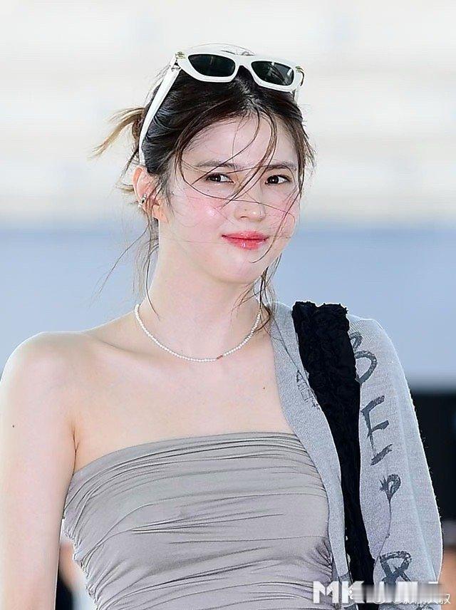 韩素希机场生图，脸还挺好看的，就是发缝隔着白令海峡那么宽 ​​​