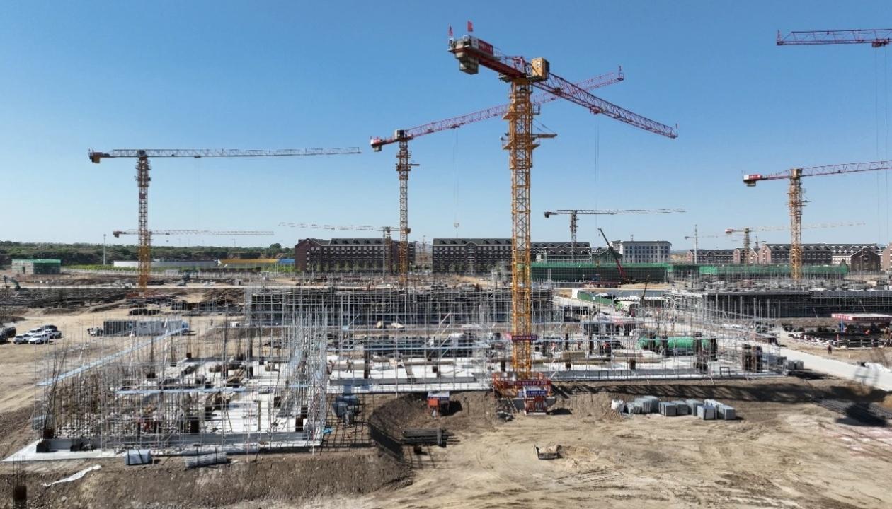锦州医科大学滨海新校园一期26栋建筑有序施工。图书馆、教学楼、学院楼等楼宇底板浇