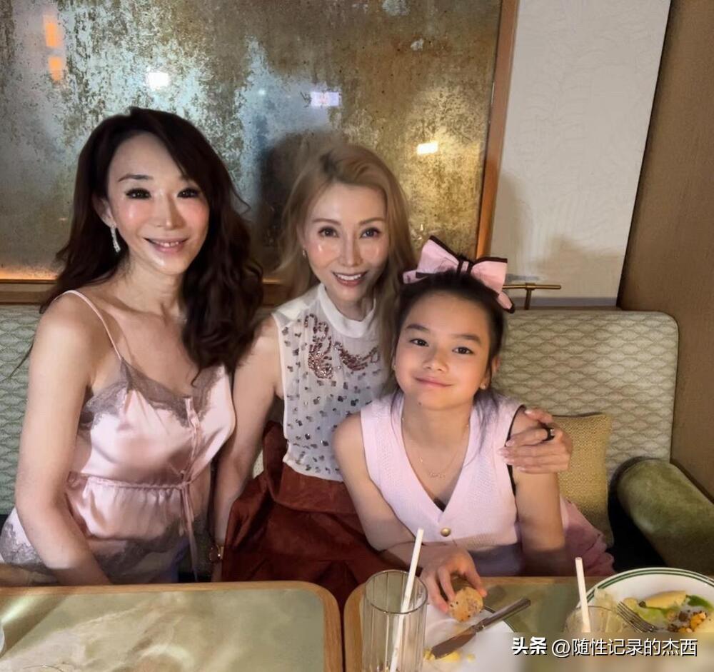 当年的女神也老了，感觉她年轻的时候很漂亮，现在50多岁了也就那样，跟普通人差不多