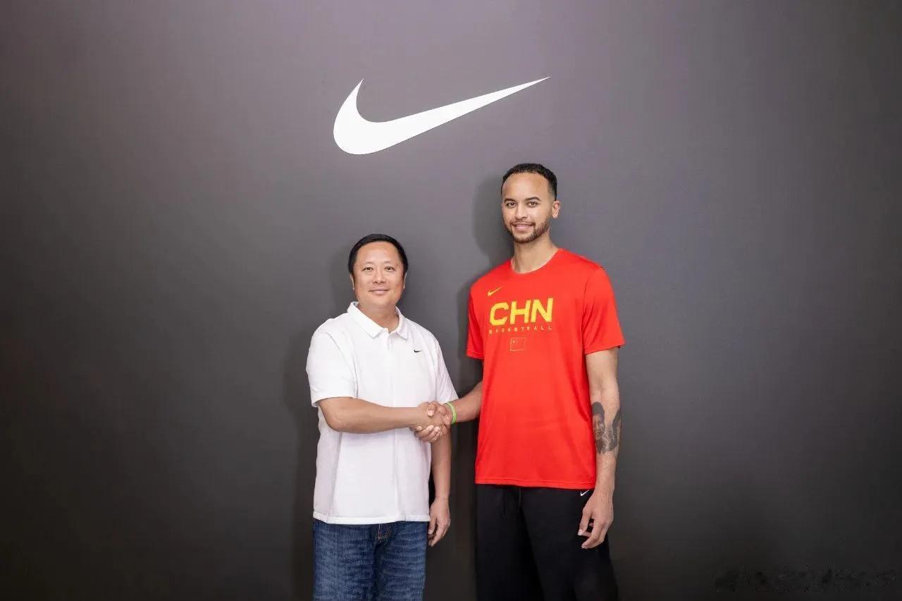 李凯尔归化后已经和耐克签约代言。作为一名普通NBA球员，如果没有被中国男篮规划
