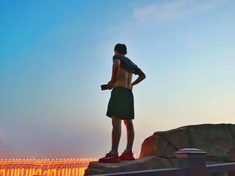 我最值得晒的坚持，是爬山这件事。有次全家去爬山，刚开始我像长跑运动员，把爸妈远远