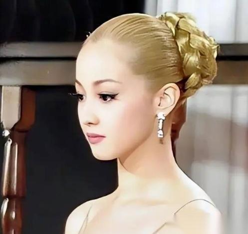 “一个月5次，超过按50万一次收费！”2009年，日本娱乐圈爆出大瓜，“亚洲第一