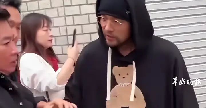 热搜第一！周杰伦近日状态曝光，背稍显佝偻，好友曝光曾患强直性脊柱炎