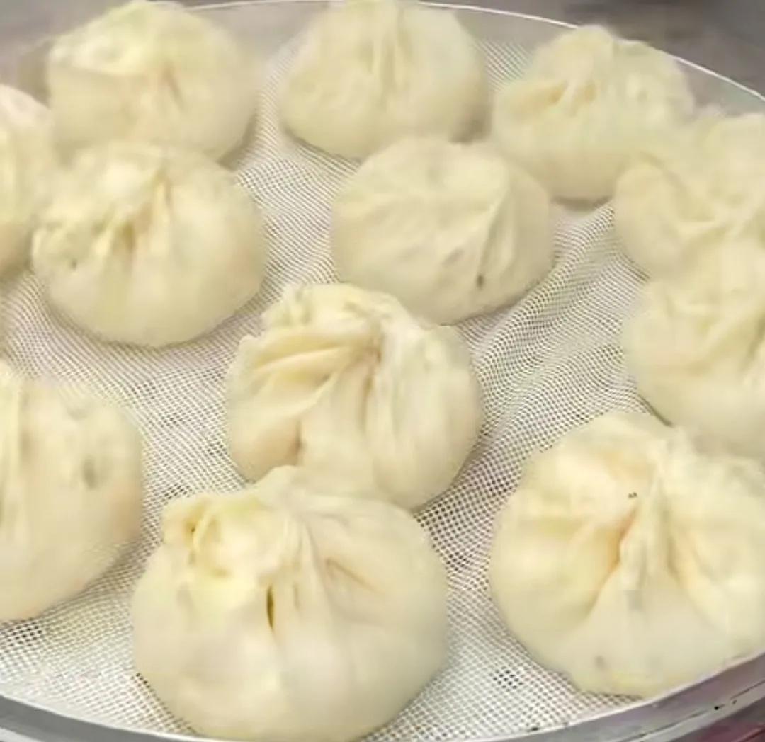 一位做早餐的朋友，跟我分享的：早餐店里售卖的包子，分手工现包和预制包子，两种。这