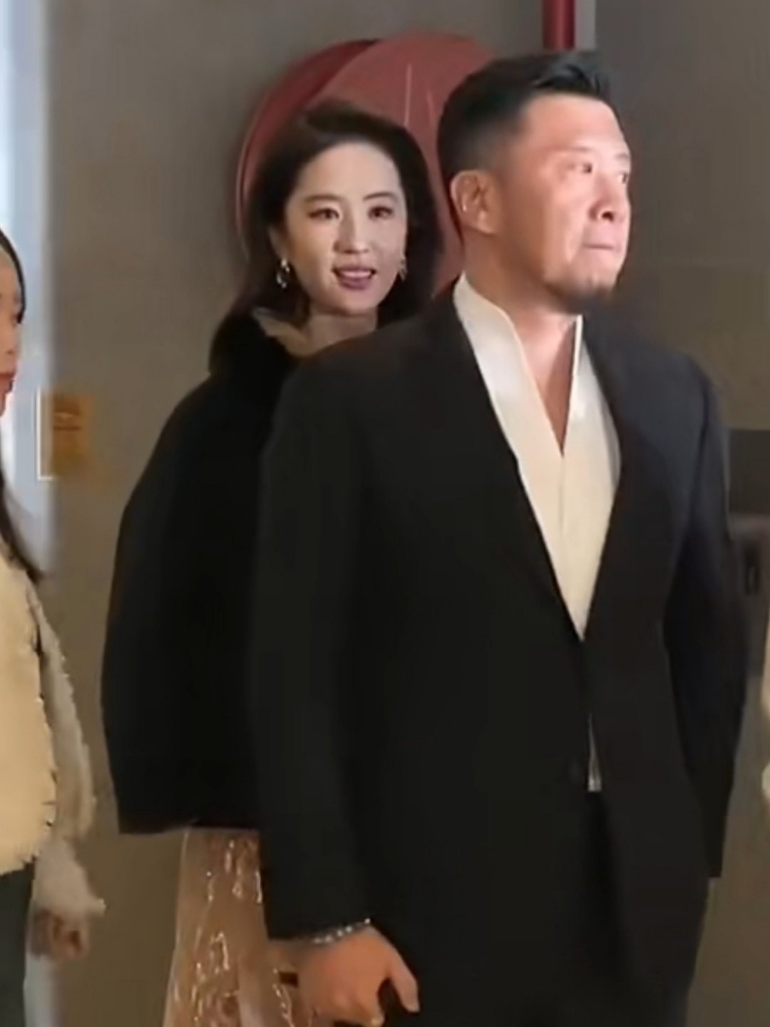 为何保镖钱叔对刘亦菲9年不离不弃 仙女姐姐刘亦菲和保镖钱叔（钱益群）形成了九年不