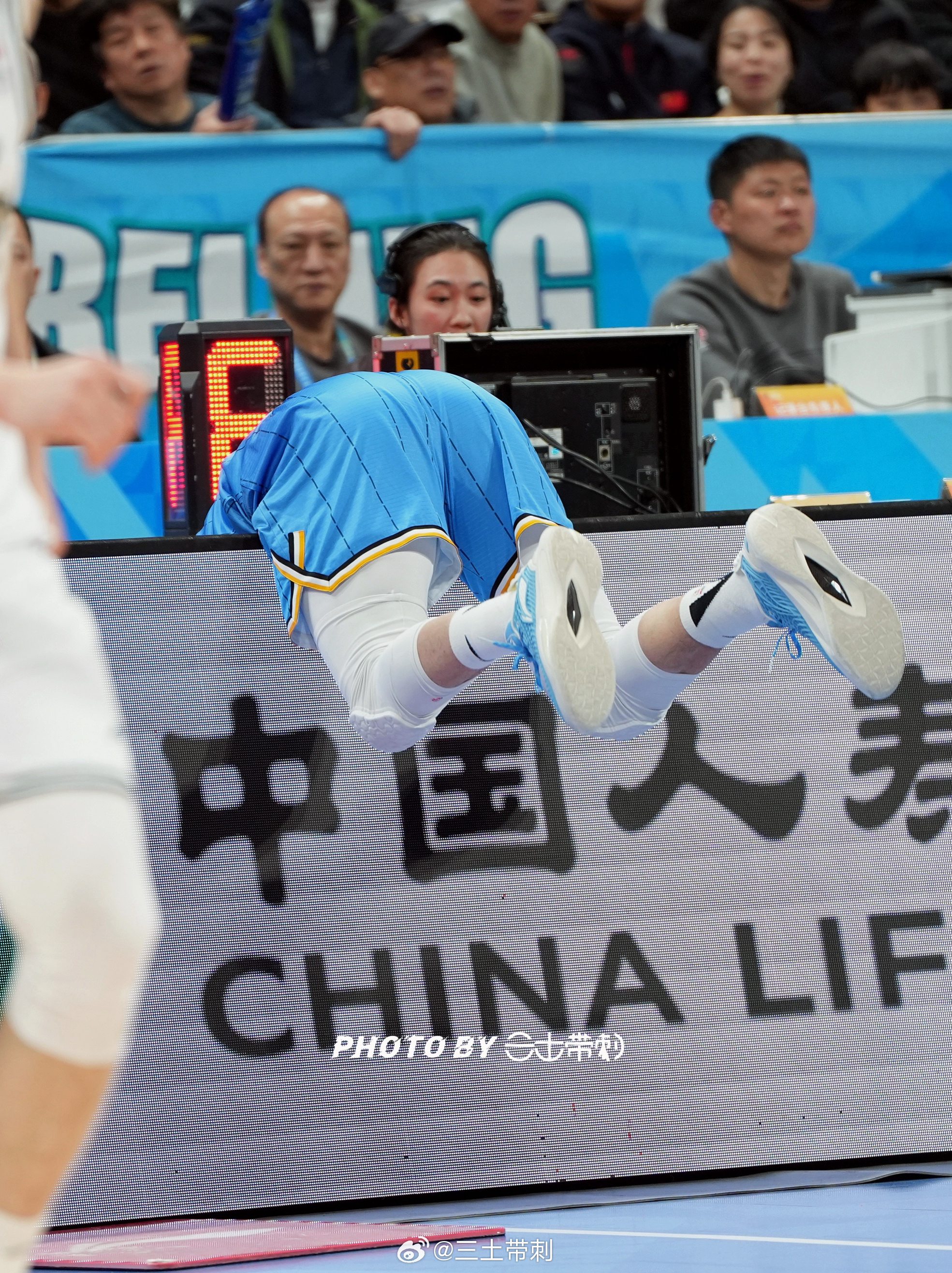 北京男篮vs南京男篮 杰曼终于爆了！大雷子虽然这张没露脸，但是他表现的写照！ 北