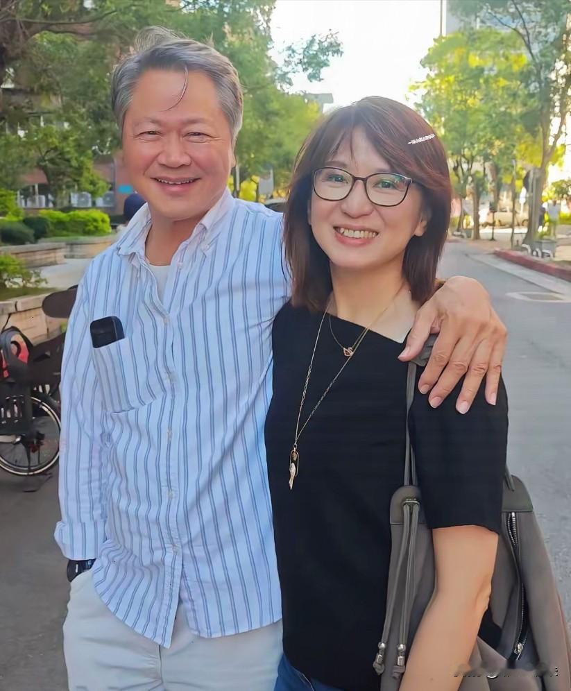 盯着周玉琴那张离职四天后的近照，

很多人都有些恍惚。

记忆里的她，永远是一身