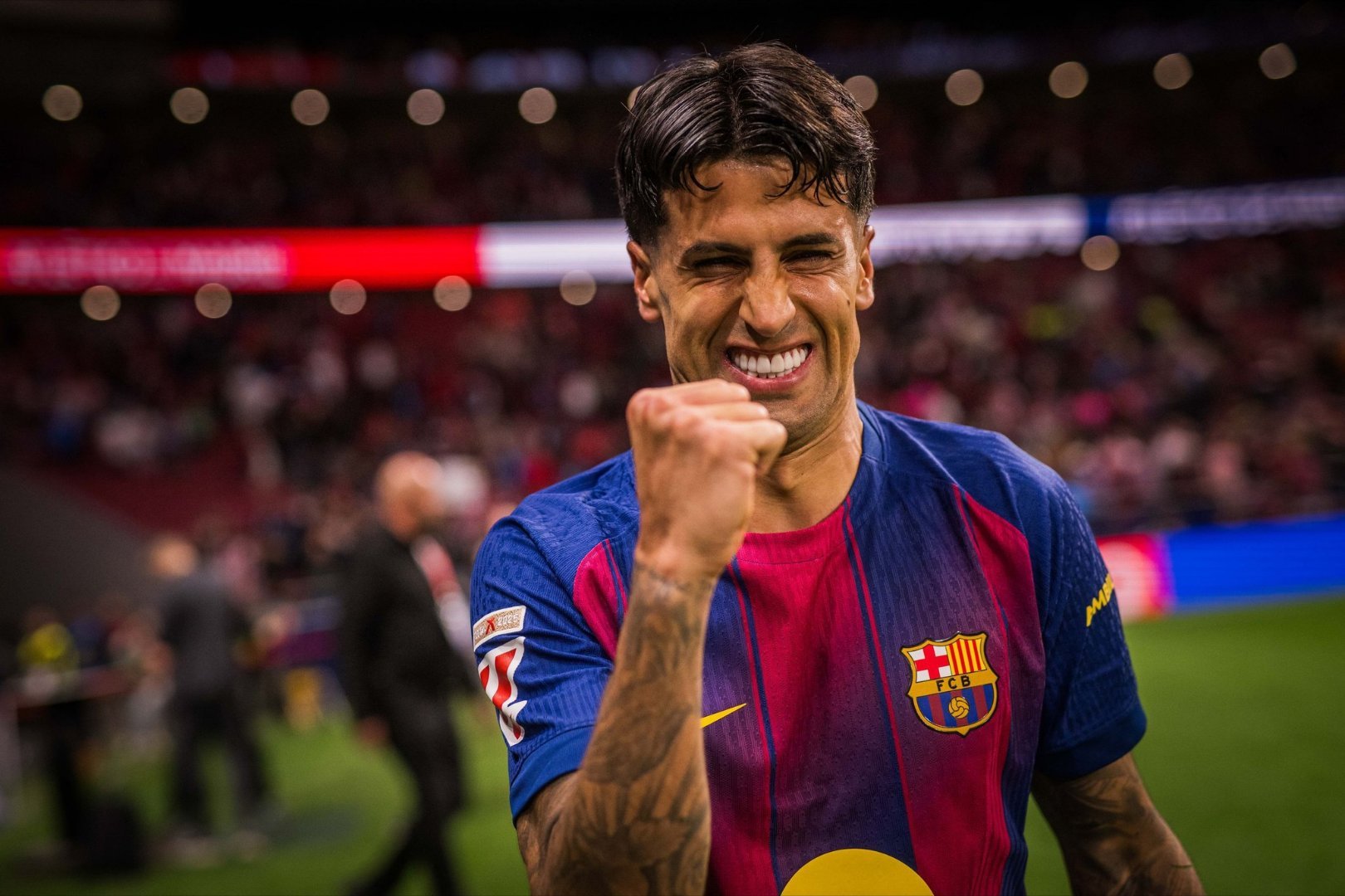 每体： 巴萨官方消息人士向我们解释道 “坎塞洛是一位出色的边后卫，他用表现回击了