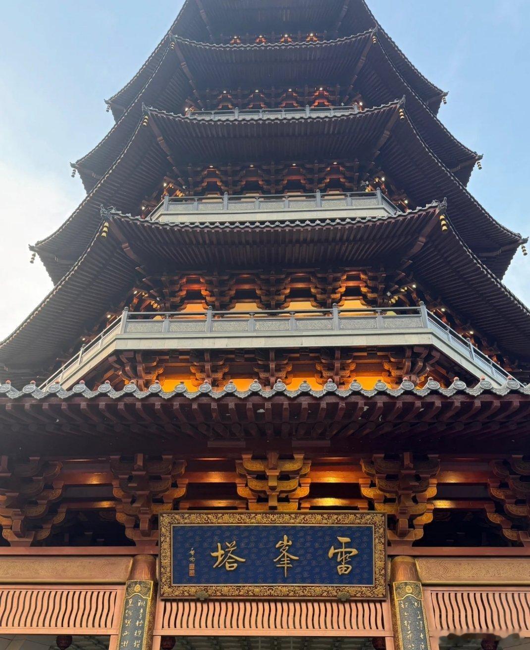 在西湖旅拍成为杭州旅游标配旧的雷峰塔早已倒掉，大家知道雷峰塔是否源于“白娘子”的