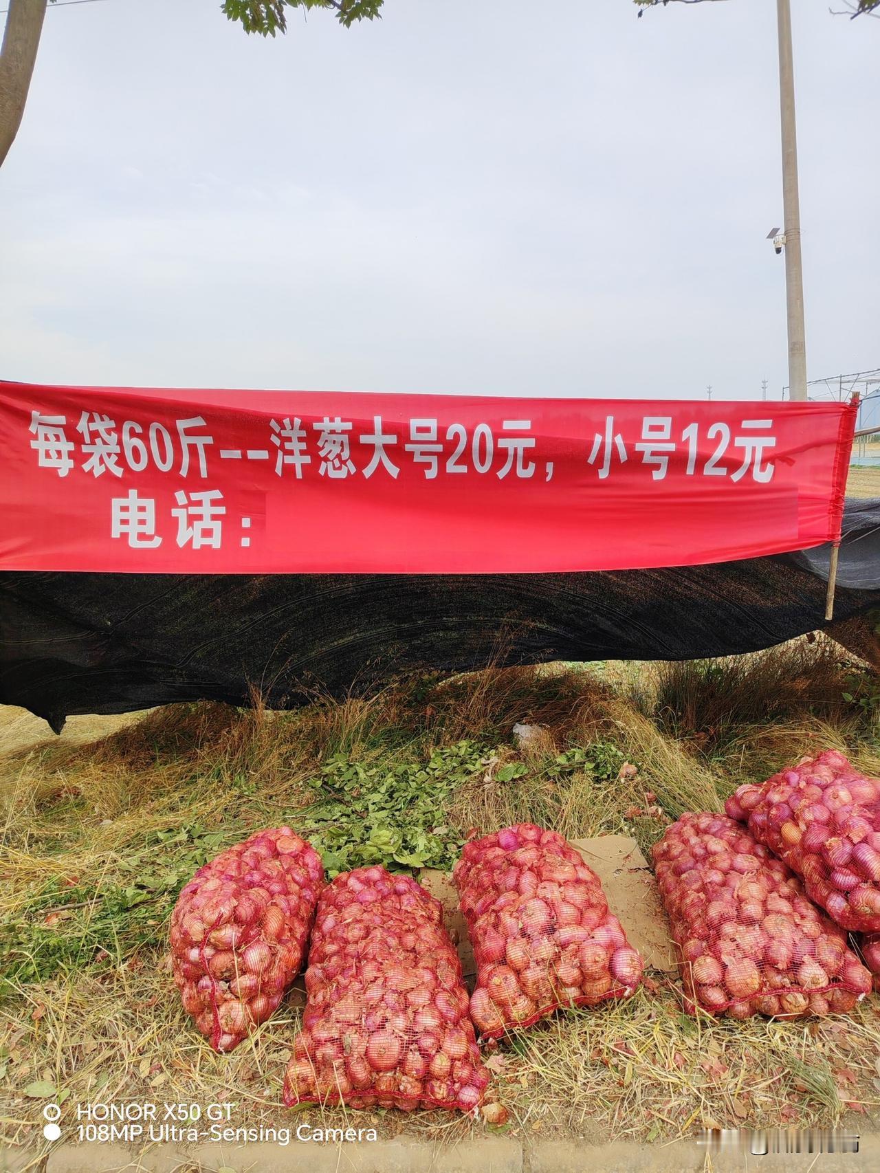 这是一个伪逻辑！
社会环境里是“物以稀为贵”。
一些从地下挖出来的古物，破旧的不