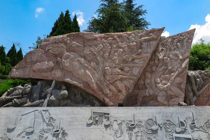 1956年，在湖北监利市福田寺镇的内荆河畔，村民挖土建窑时意外发现大量骸骨。经辨