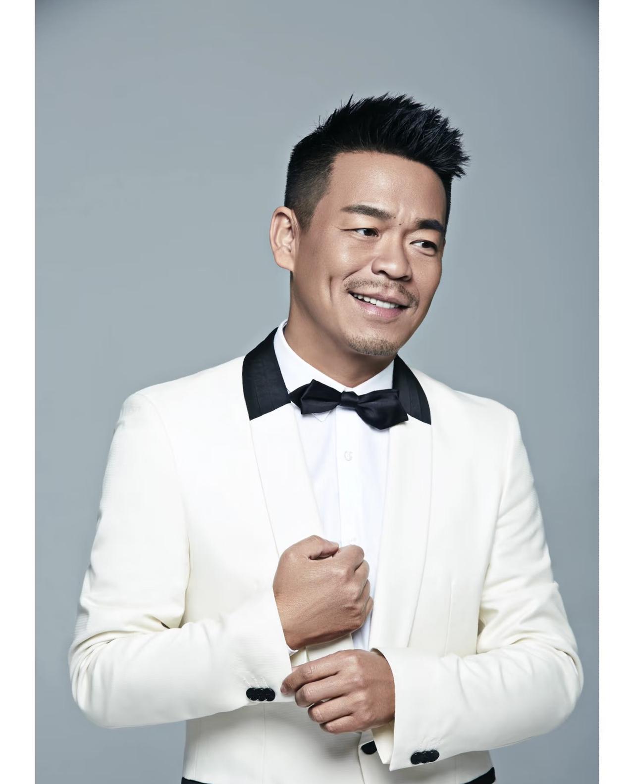 孙浩自己也没有想到
快60岁的他居然冲上了热搜
他估计一晚上都没有睡
因为一个普