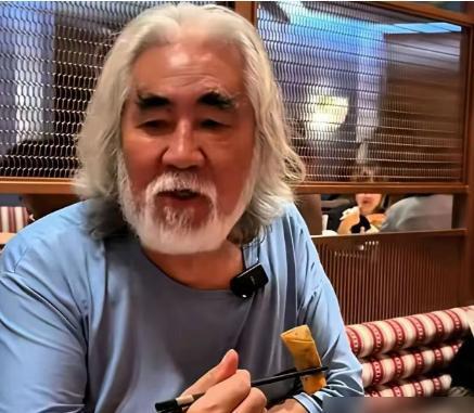 “一股老年味，走路慢”，妻子这话一出，73岁的张纪中果断刮掉蓄了30年的胡子，还