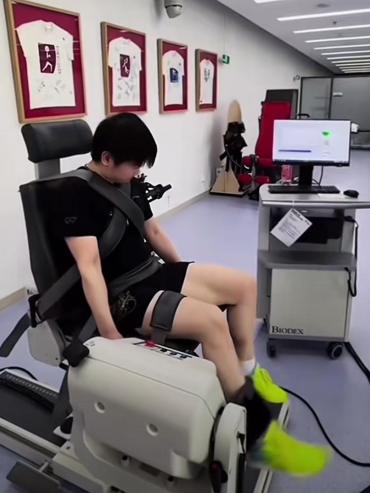 看到孙颖莎在北京专心康复训练的画面特别心疼，长年三线作战堆积下来的一身慢性劳损，