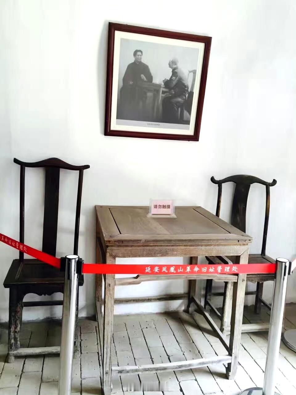 延安凤凰山麓革命旧址的军委作战室，仅两张乒乓球桌大。1946年3月4日，马歇尔来