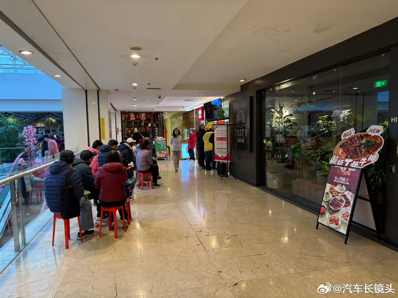 西贝宣布要关102家店，贾国龙又做了新的表态，说现在还遭到谩骂，他只想做好实业，