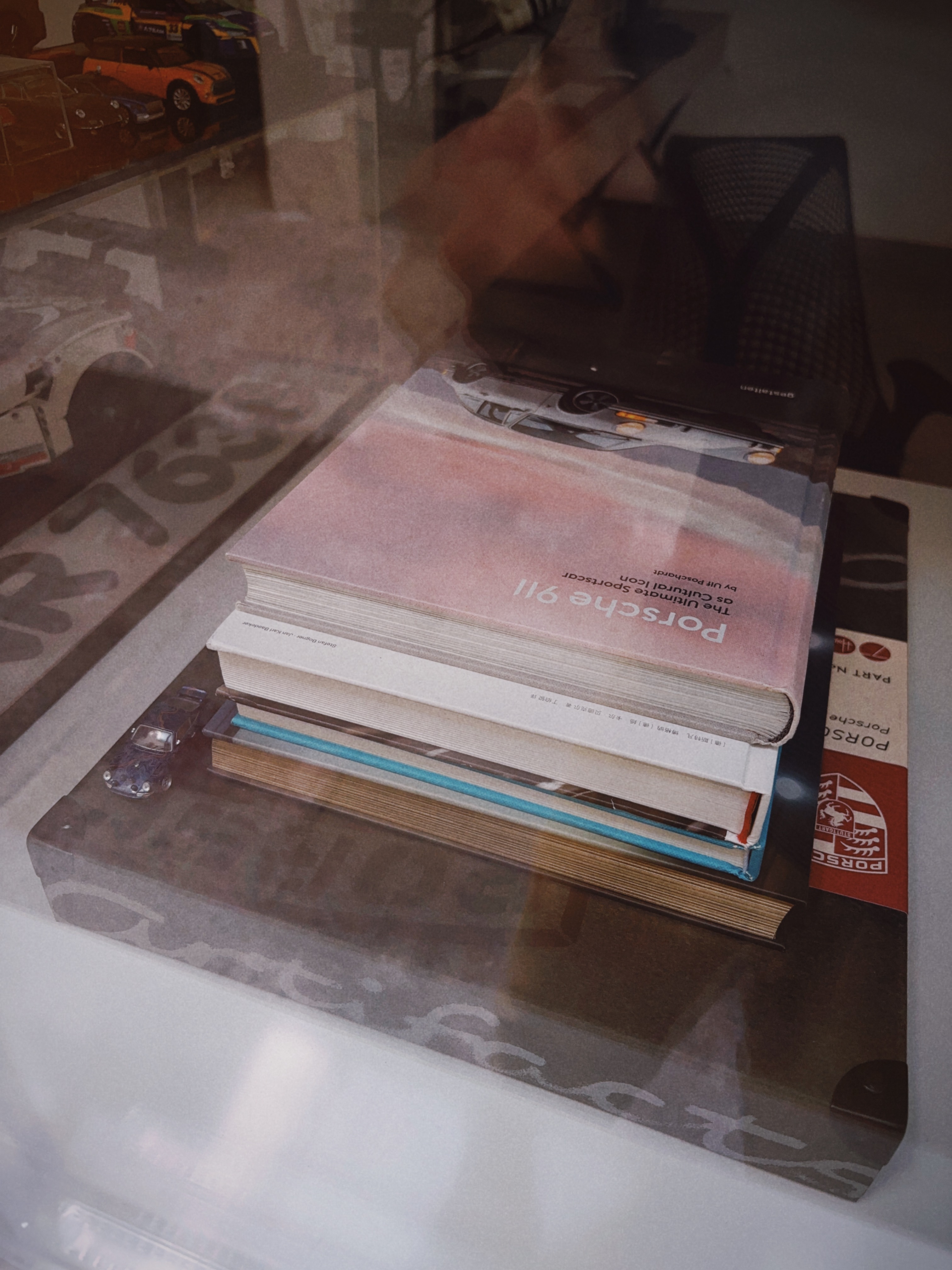 我在布置橱窗，一个小朋友一直看着我问我是不是卖车的？我说我不是卖车的，她说那你是