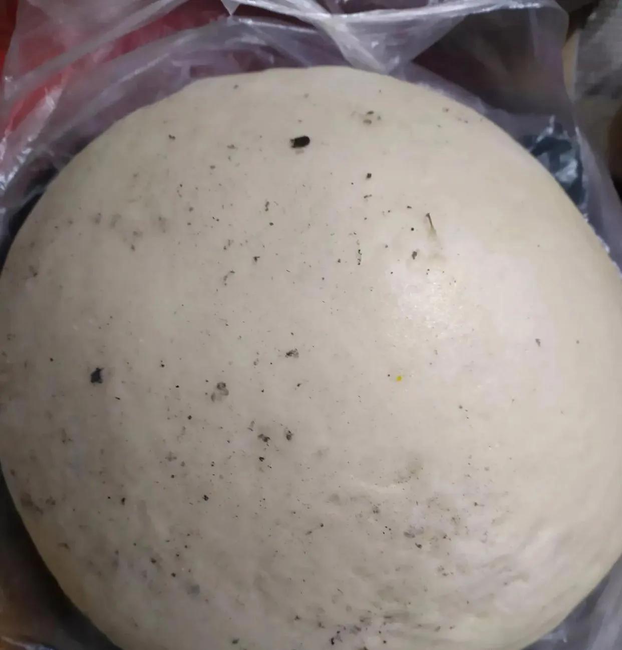 前天我花了150元买了10个大白馍，给邻居阿姨送去一个。

没想到我刚回来，邻居