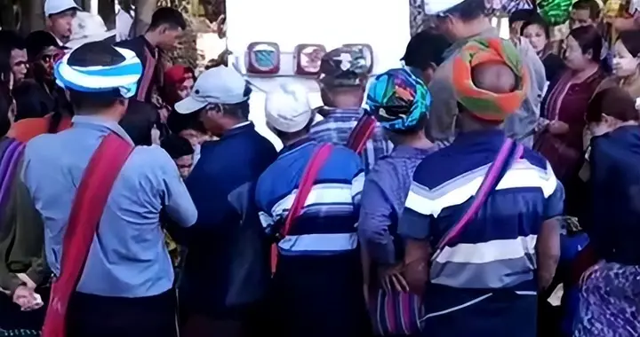 “葬礼上卖啤酒、开赌局？”缅甸小镇老人感叹：活了一辈子没见过