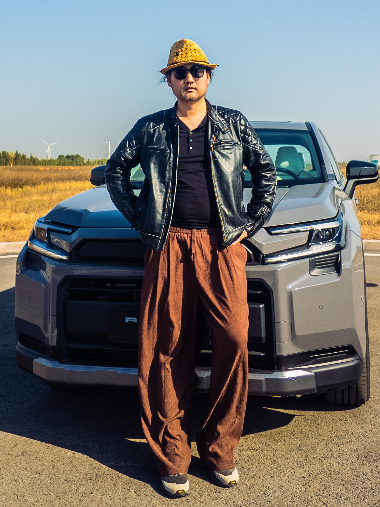 在盐城中汽中心试验场拍摄RAV4荣放，现在来到第六代，外观更加硬朗，新增了2.0