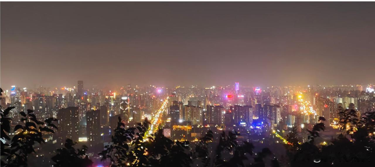 周末临时起意夜冲大蜀山，本来以为深夜的山只会有零星几个夜跑的人，结果到山脚下才发