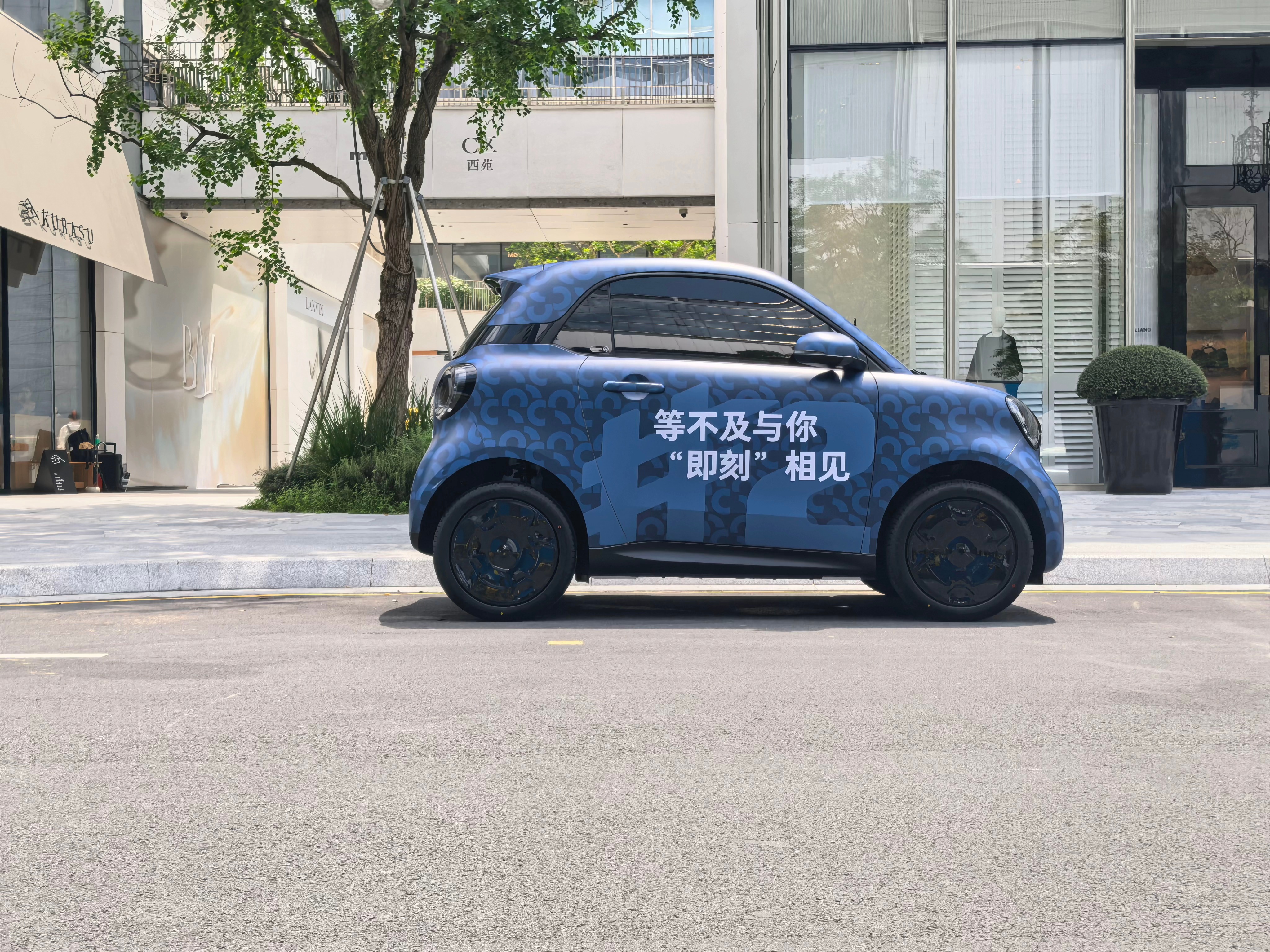周末逛街偶遇 smart精灵2号伪装车！别家伪装车都遮得严严实实，但是精灵 2号