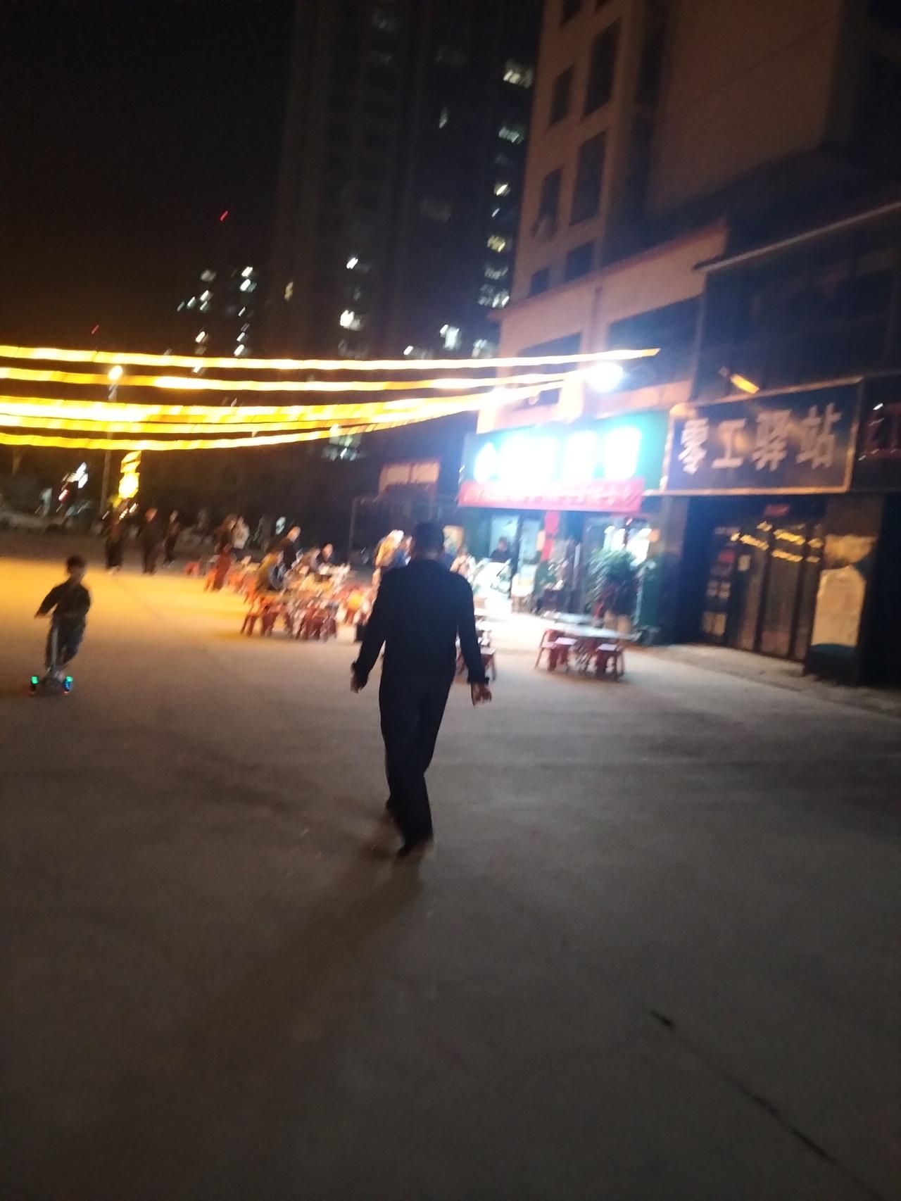 生意经
   散步经过路边的饭店，忽然发现外面支起了小桌子，可能春天的季节吧，天