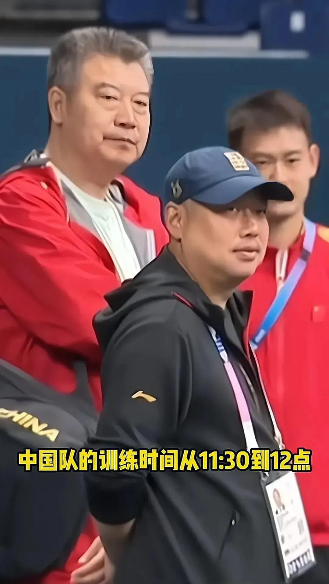 刘国梁在奥运主场馆亲自监督孙颖莎和樊振东男女混双和孙颖莎单打练习。每次看到小胖樊